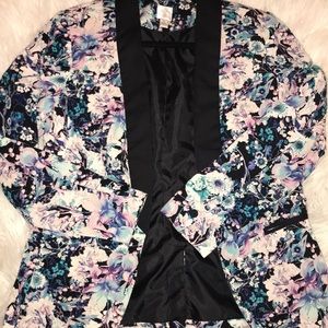 Floral blazer with a satin black lapel